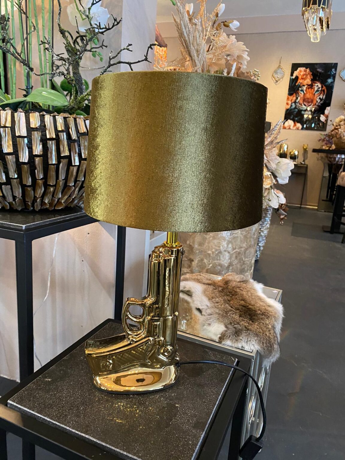 Pistool lamp goud met velvet olijf groen kap Angelas Kroonjuweeltje