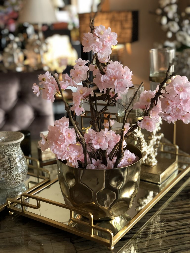 Vergevingsgezind Email Armstrong Vaasje goud eric kuster stijl met roze bloesem | Angelas Kroonjuweeltje
