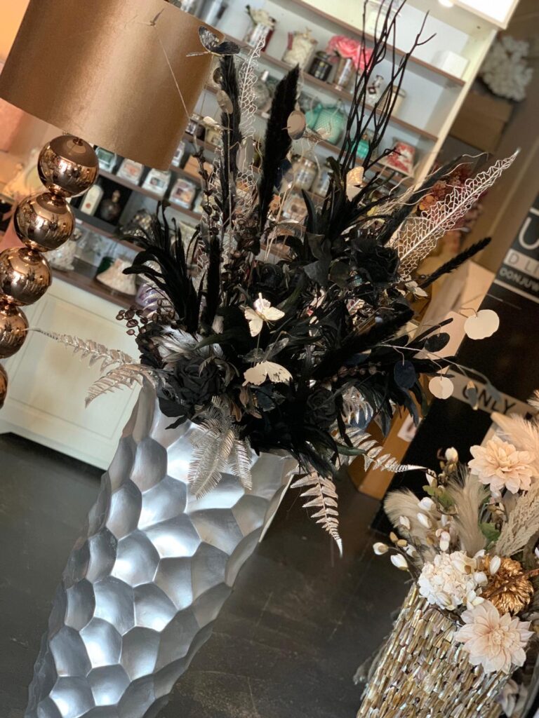 kussen traagheid herwinnen Vaas zilver eric kuster stijl opgemaakt met bloemstuk zwart zilverkleurige  tinten | Angelas Kroonjuweeltje